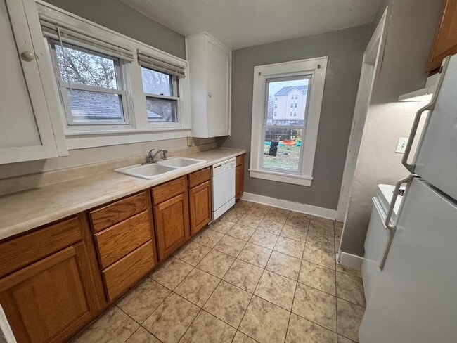 Building Photo - 412 Taylor Ave