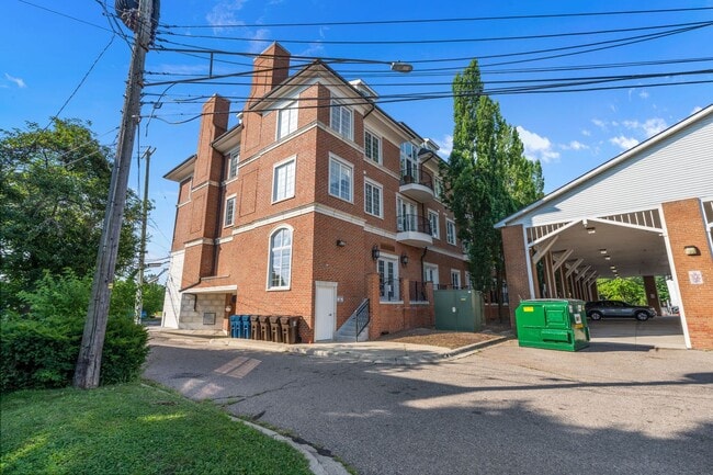 Building Photo - Exquisite Condo in Prime Plymouth Location