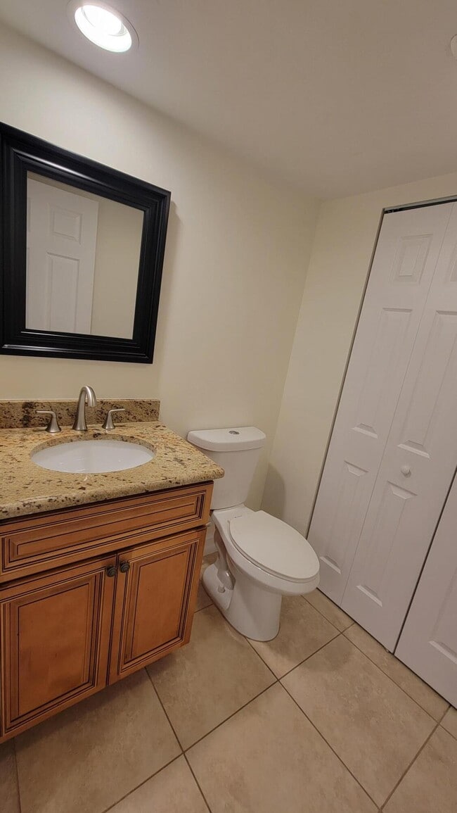 Building Photo - 606 6th Ln