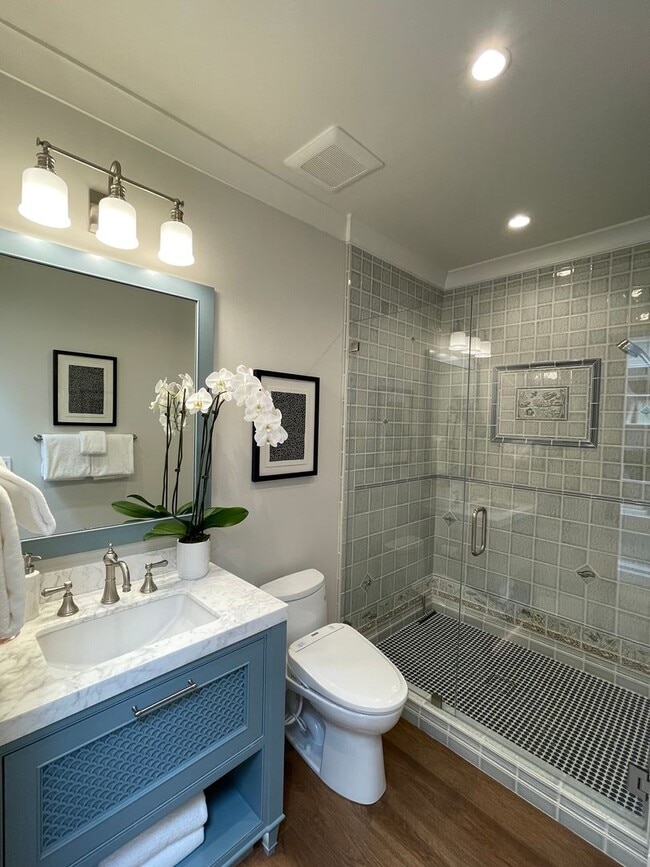 Building Photo - Luxury townhouse, close to town, easy comm...