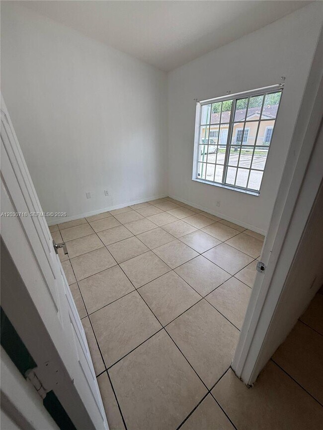 Building Photo - 3826 SW 48th Ave