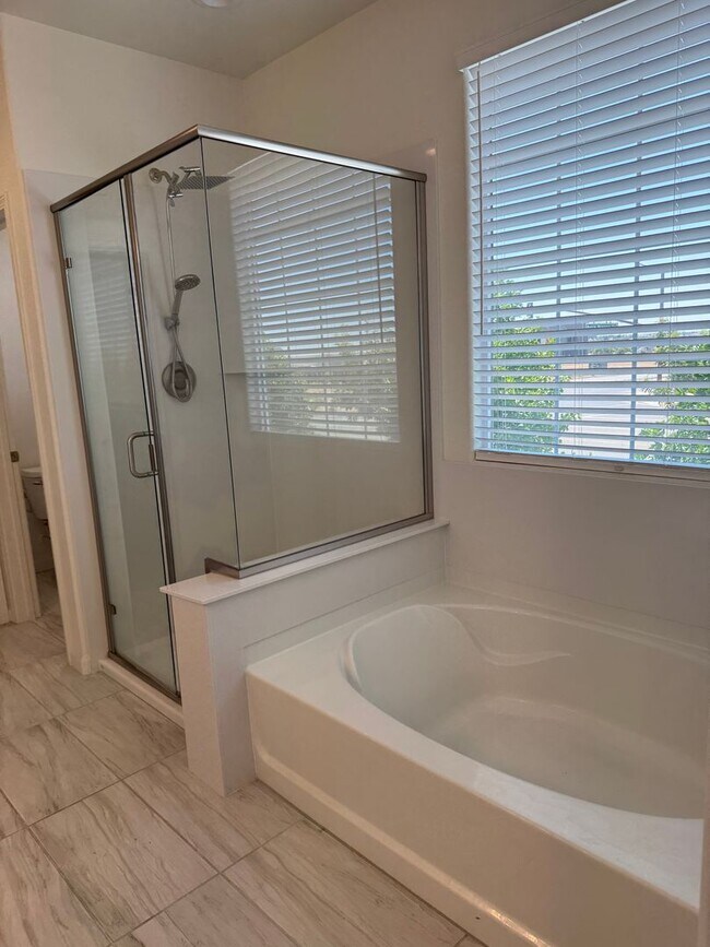 Building Photo - Beautiful 5 Bedroom, 3 Bathroom, 2800 Sqft...