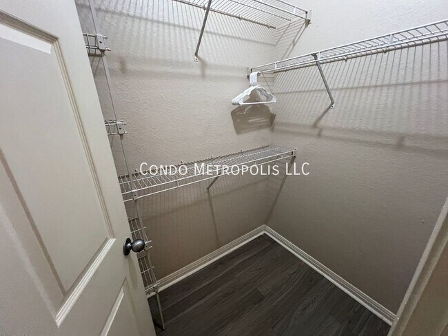 Building Photo - 911 N Orange Ave