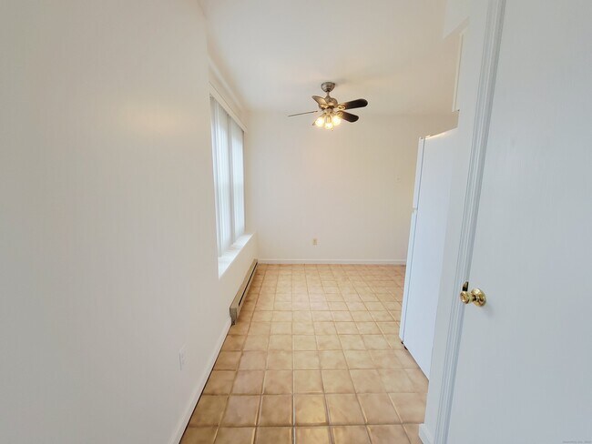 Building Photo - 96 Valley Dr