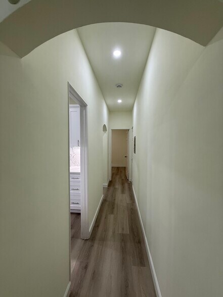 Building Photo - 208 N La Peer Dr