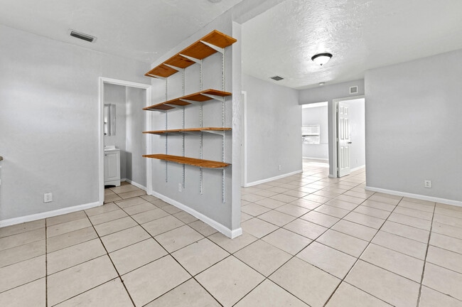 Building Photo - 515 Putnam Rd