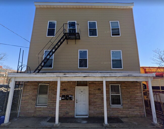 Building Photo - 1052 Garfield Ave