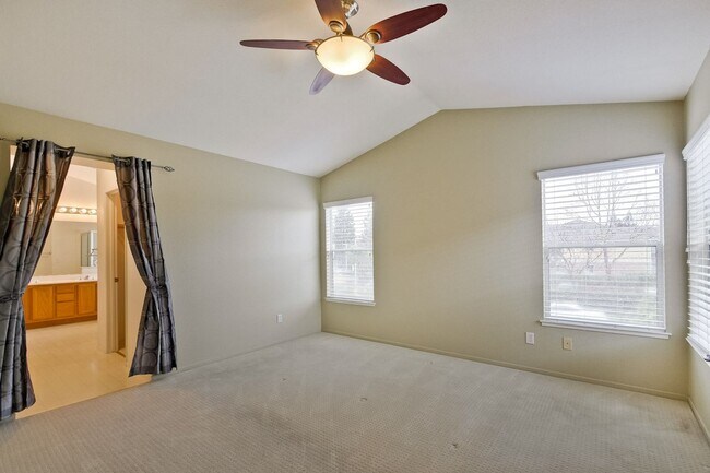 Building Photo - Awesome 3 Bedroom  Home Near Rivermark Plaza!