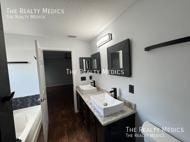 Building Photo - 1328 Karok St