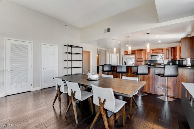 Building Photo - 150 S Las Vegas Blvd