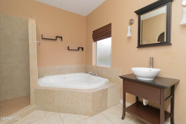 Building Photo - 4744 Excalibur Dr