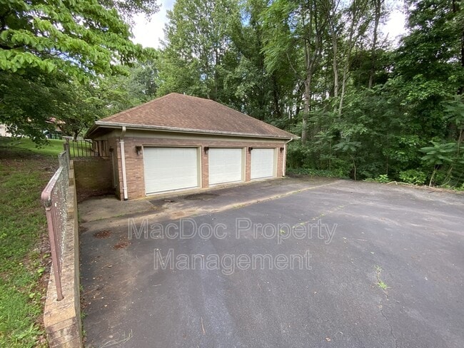 Building Photo - 11225 N Club Dr
