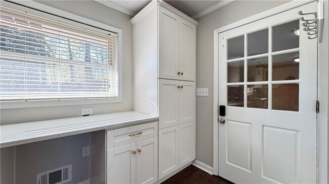 Building Photo - 552 Sybil Ln SE