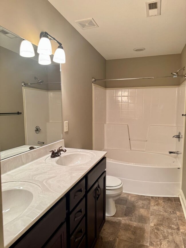 Building Photo - Luxury Townhouse! 2 Bed/2.5 Bath, 1 Car ga...