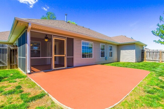 Building Photo - Charming 3 Bedroom/2 Bath in Mill Creek Manor with Spacious Garage