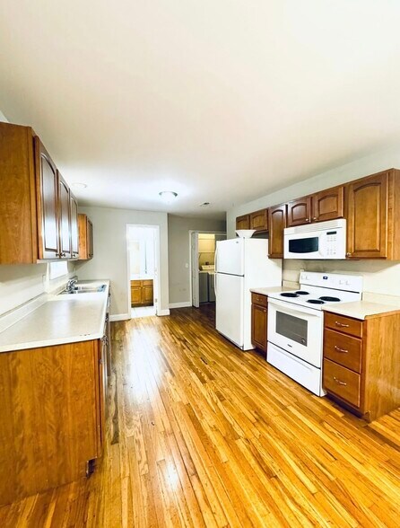 Building Photo - 586 Hampton Way