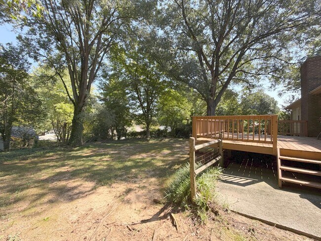 Building Photo - 121 Westview Dr