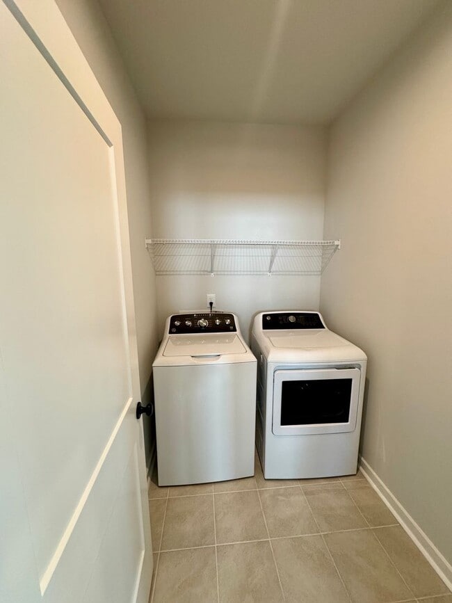 Building Photo - Beautiful 4BR/3BA Townhouse in Griffith Lakes