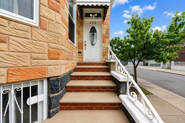 Building Photo - 320 14th St
