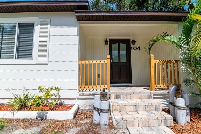 Building Photo - Charming 3BD/2BTH Home with Private Backyard in the Heart of Safety Harbor