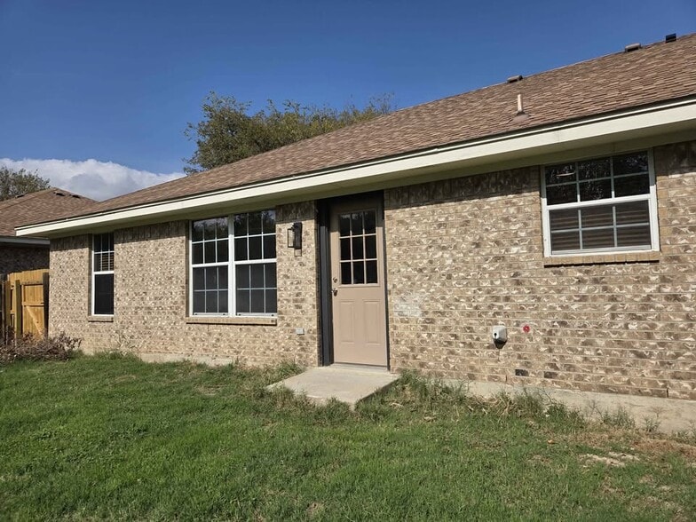 Ample of ligthing - 1424 Shoshoni Trl