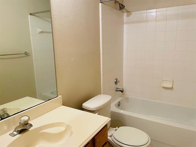 Building Photo - 913 Austin Ln