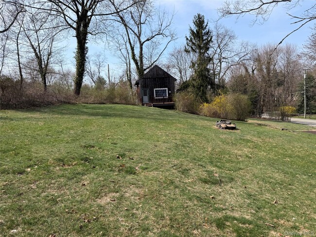 Building Photo - 327 W Neck Rd