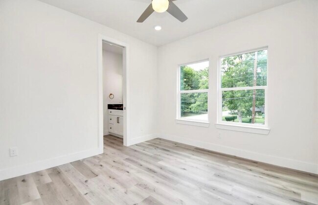 Building Photo - 6555 Sealey St