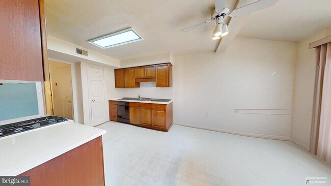 Building Photo - 6279 Walkers Croft Way