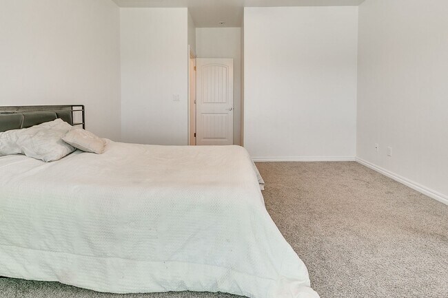 Building Photo - 3 Bed, 2 Bath Home with Bonus Office and  ...
