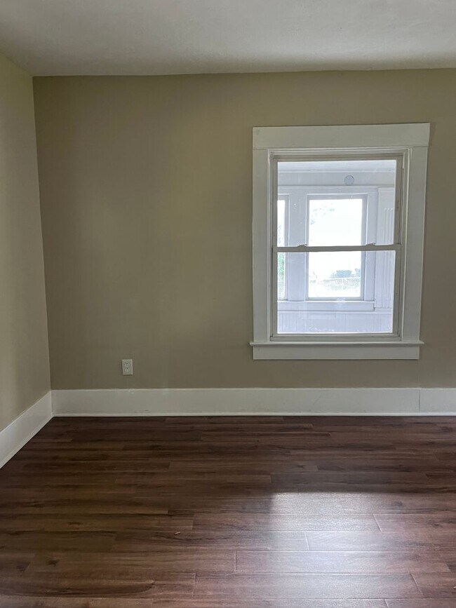 Building Photo - Charming Colonial in the Heart of Akron!