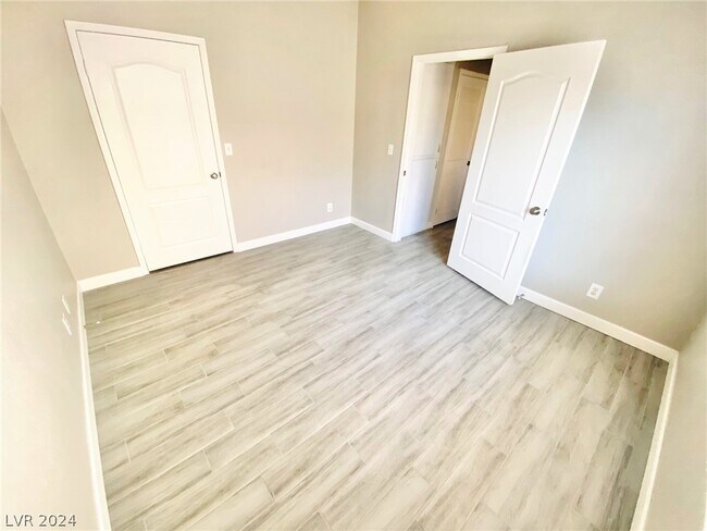 Building Photo - 1900 N Torrey Pines Dr