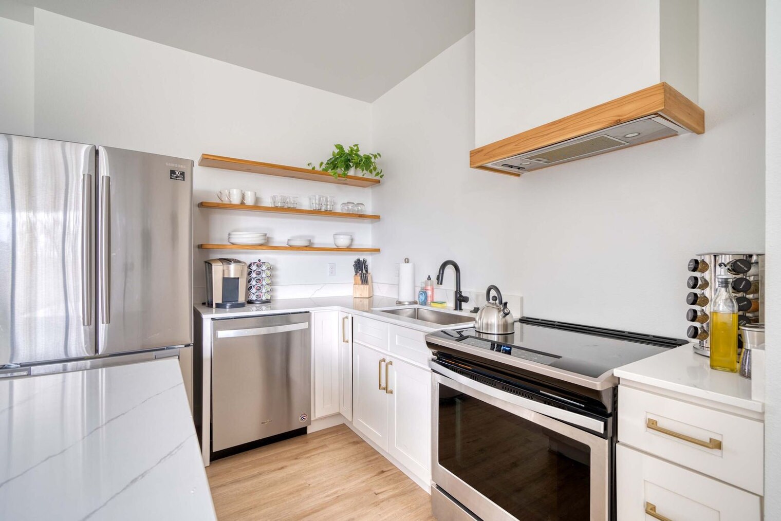 Building Photo - 4980 N Vancouver Ave