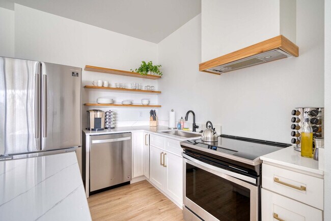 Building Photo - 4980 N Vancouver Ave