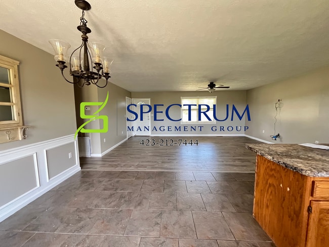 Building Photo - 3 bedroom 2 bath single family home