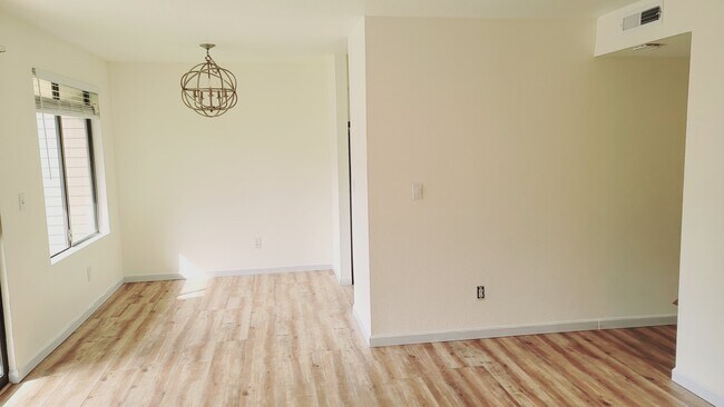 Dining area - 16245 NE 12th Ct
