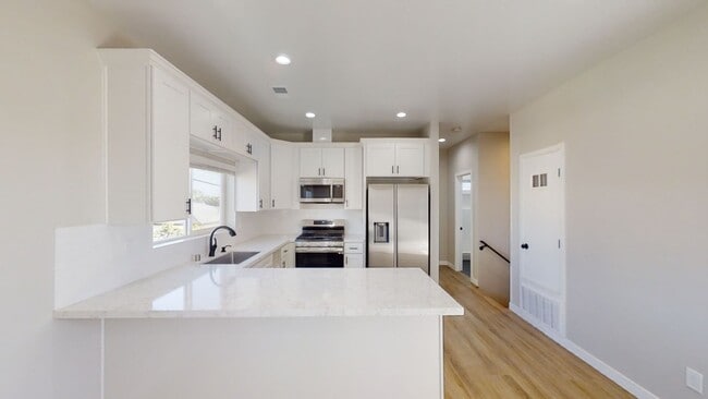 Building Photo - 4BD/2BA, Quick Walk to Campus!