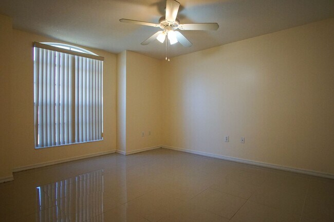 Building Photo - 4 bed Family Single Home Available for Rent in Davenport !!!