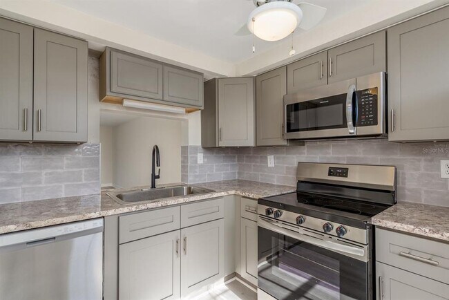 Building Photo - 4229 Stratford Dr