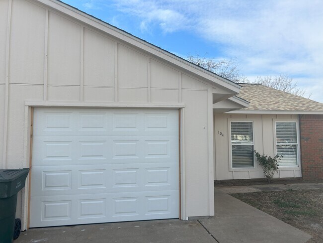 Front Garage - 104 N Wildhorse St
