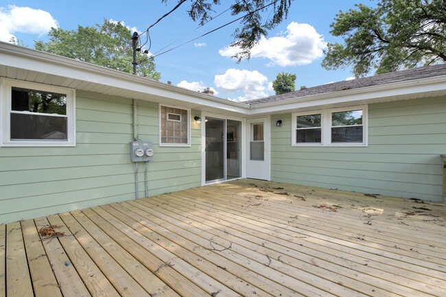 Building Photo - 834 Harding Ave