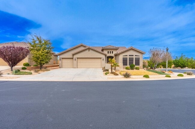 Building Photo - Bright & Beautiful 2 Bedroom Home in Sun R...