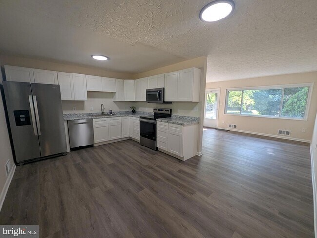 Building Photo - 6327 Willowood Ln