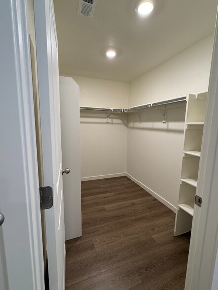 Building Photo - 5996 Amerifax Dr