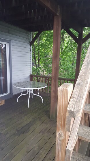Shaded deck - 3111 Northview St