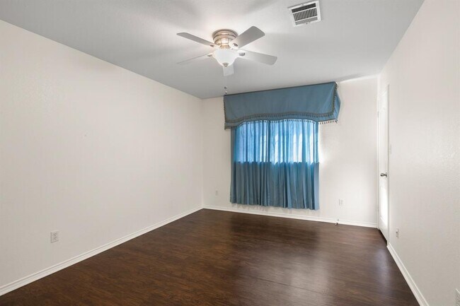 Building Photo - 300 Emerald Fields Ln