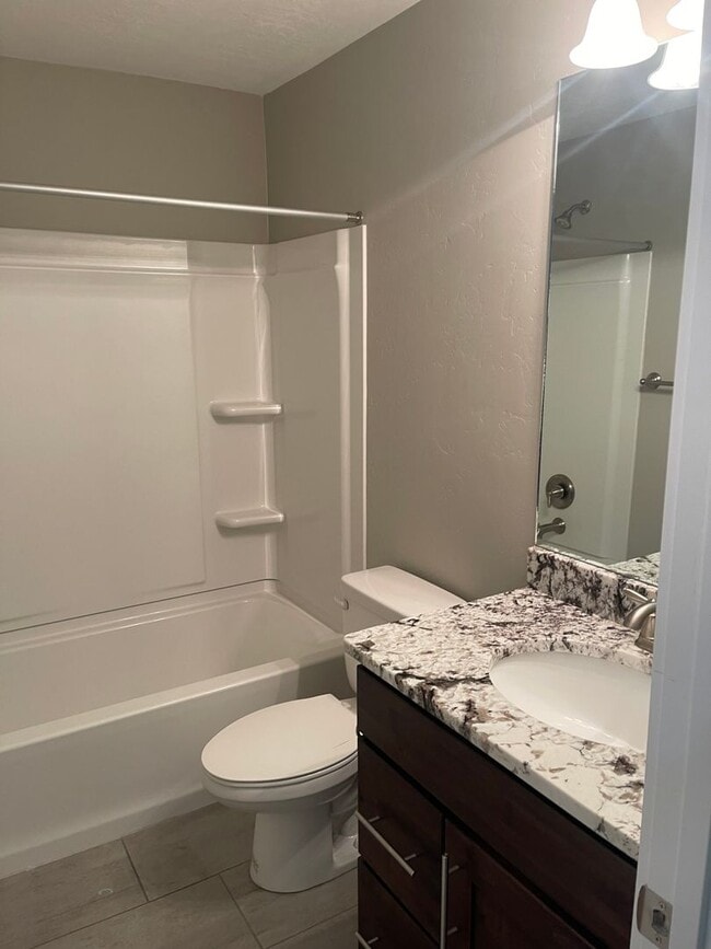 Building Photo - Beautiful Townhome