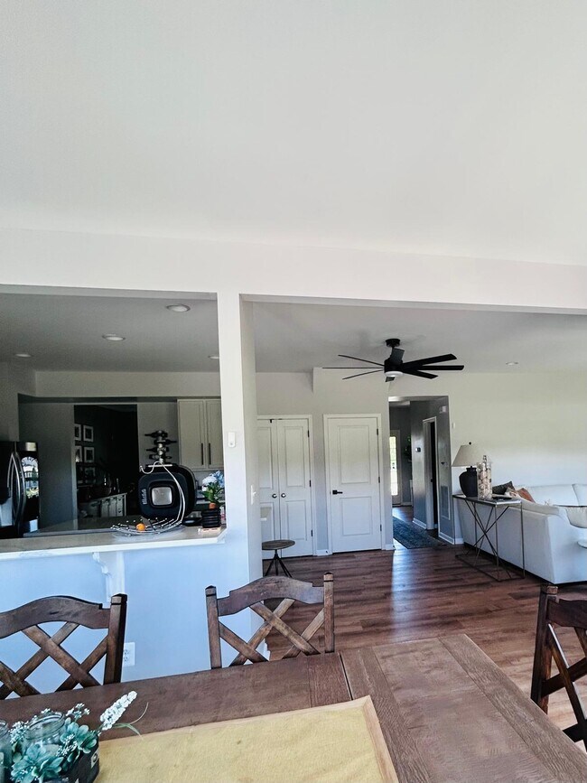 Building Photo - 75 Livie Ln