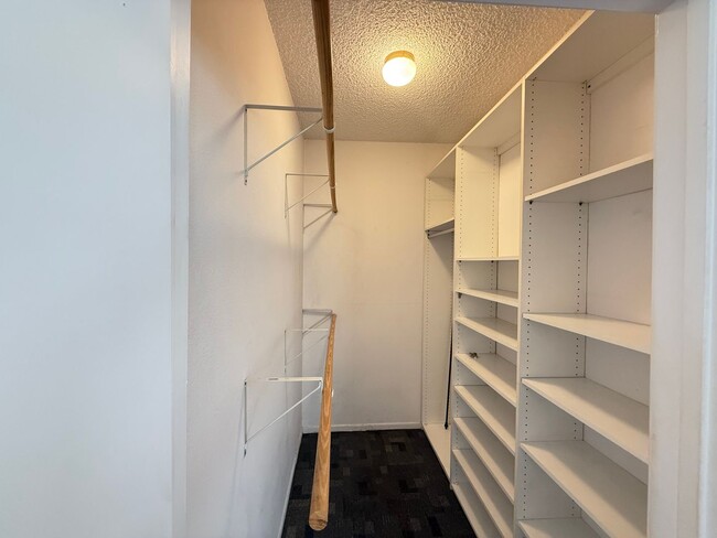 Building Photo - One Bedroom Condo in Montrose/Glendale