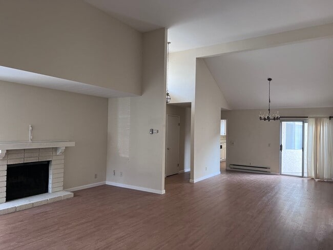 Building Photo - Large 3BR/2BA Townhouse, 2 Car Garage, Was...